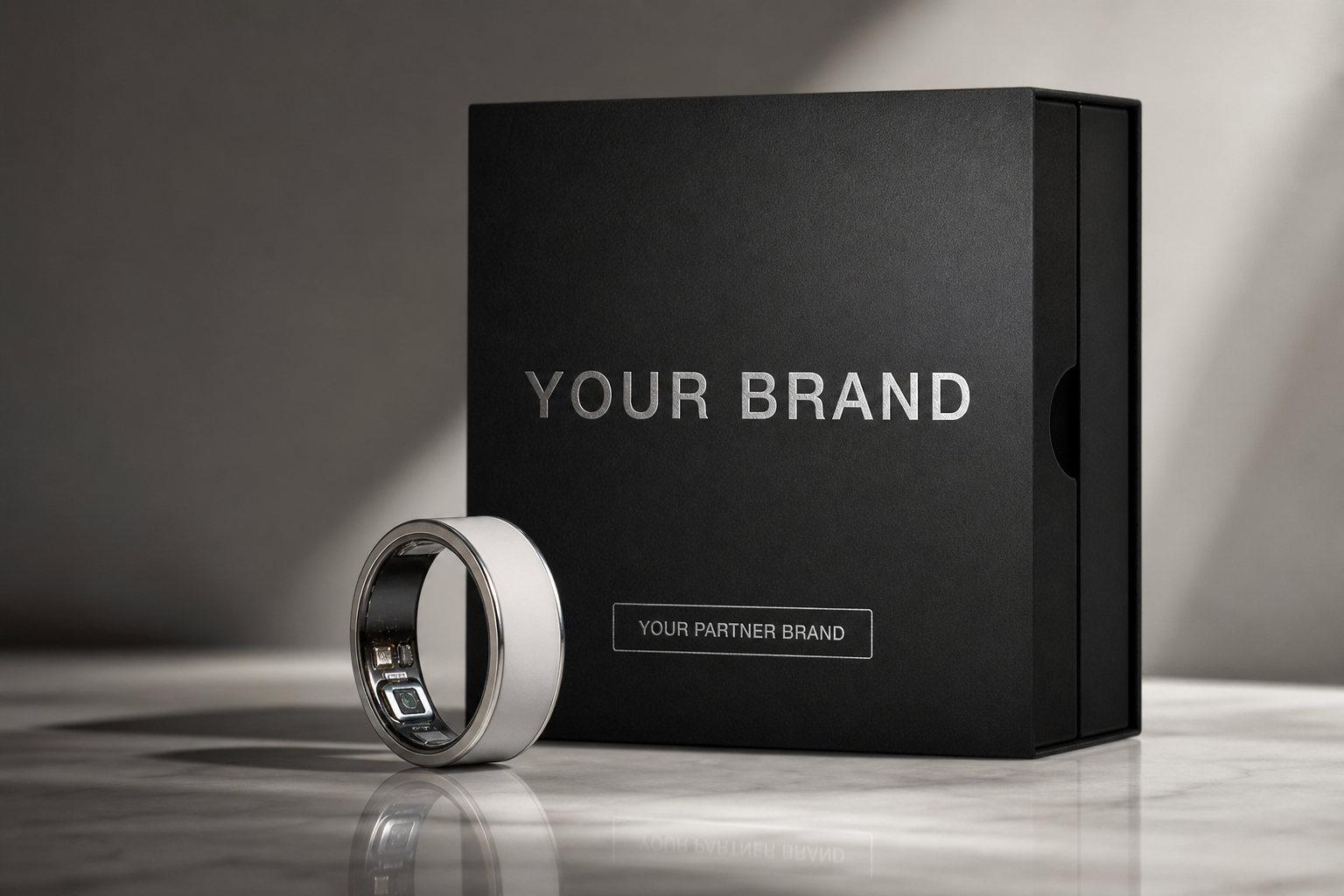 印有 YOUR BRAND 的联名包装封套与智能戒指陈列示意